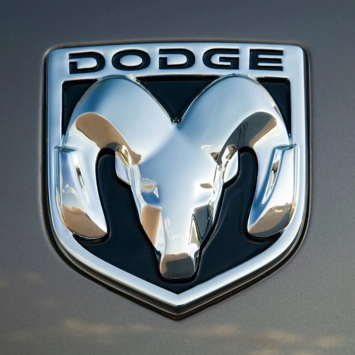 Бык на какой машине. Марка машины Додж. Додж значок машины. Dodge Ram логотип. Додж Челленджер эмблема.