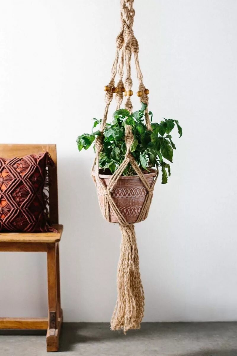 Подвесное кашпо макраме. Макраме кашпо для цветов. Макраме кашпо для цветов. Кашпо из веревки. Декор из веревок в саду.
