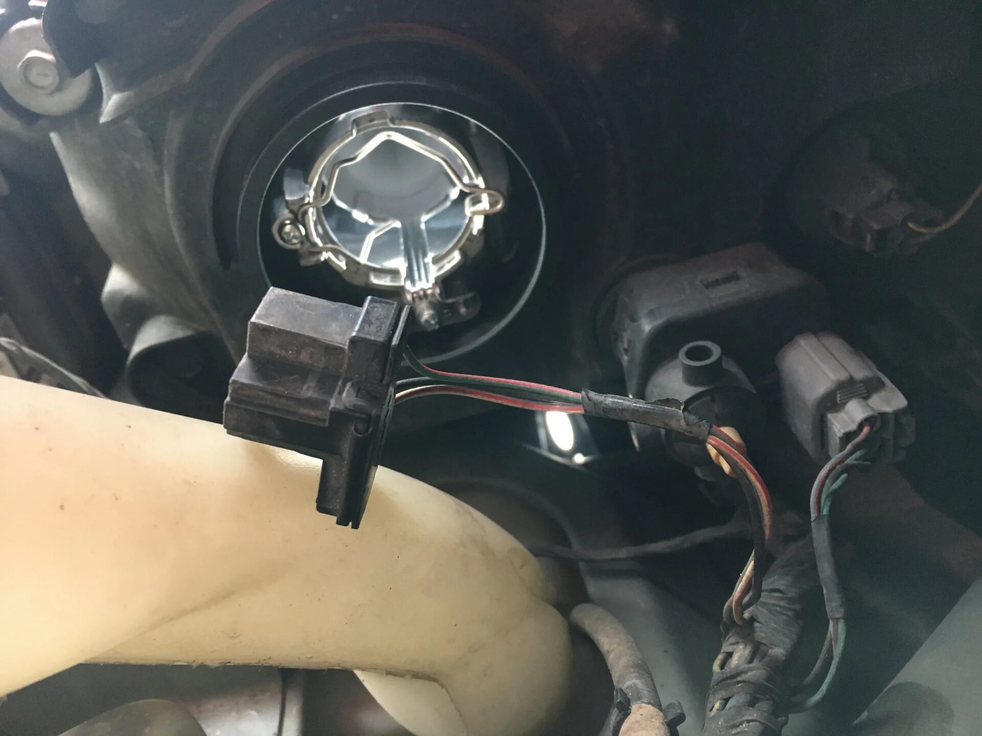 Замена ламп ближнего света асх. Лампы ближнийдальний mitsubishi lancer 9. лампа фары ближнего света mitsubishi galant 8. лампы на митсубиси галант 8 дальний свет. крепление лампочки ближнего света mitsubishi galant 8.