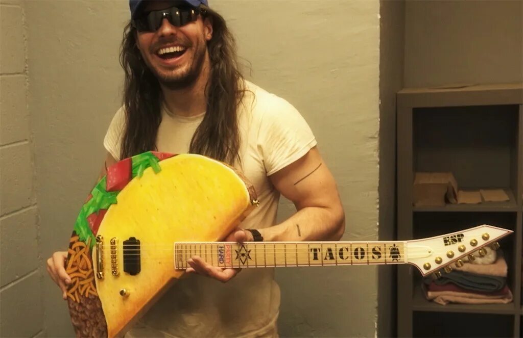 Taco певец. Тако певец. интересные гитары. интересные электрогитары. гитары необычной формы.