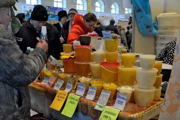 В каком отделе мед. Выставка меда. Ярмарка меда. Мед на рынке. Медовый рынок.