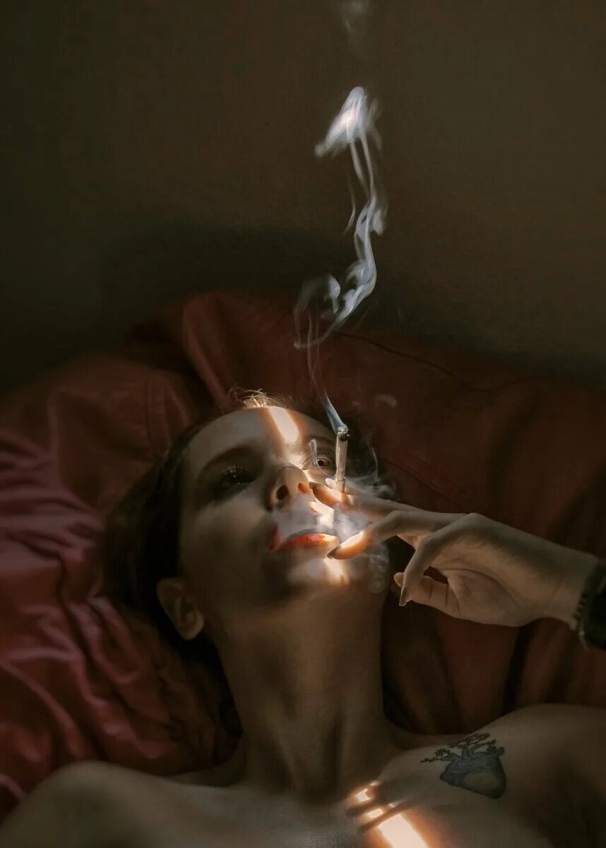 Сон курящий человек. Женщина курит. Курящая девушка. Курящая девушка Эстетика. Женщина курит Эстетика.