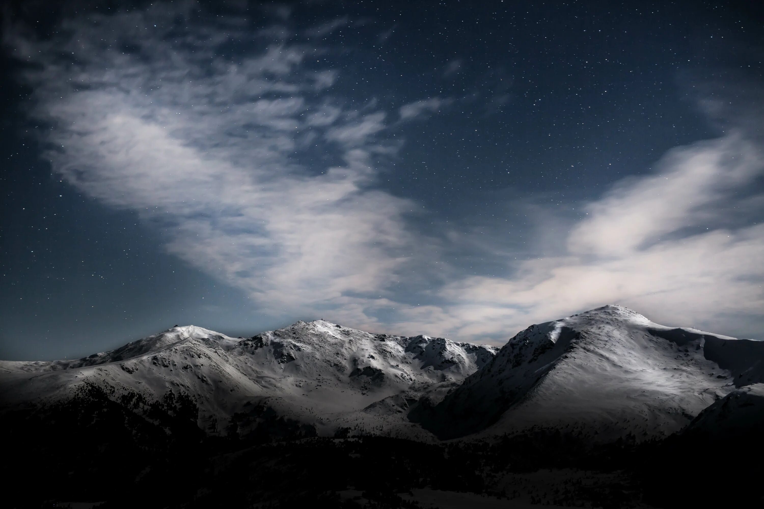 Лес вечером. Парень у костра. Черное море ночью. Ночь в море. Теджу манхва.