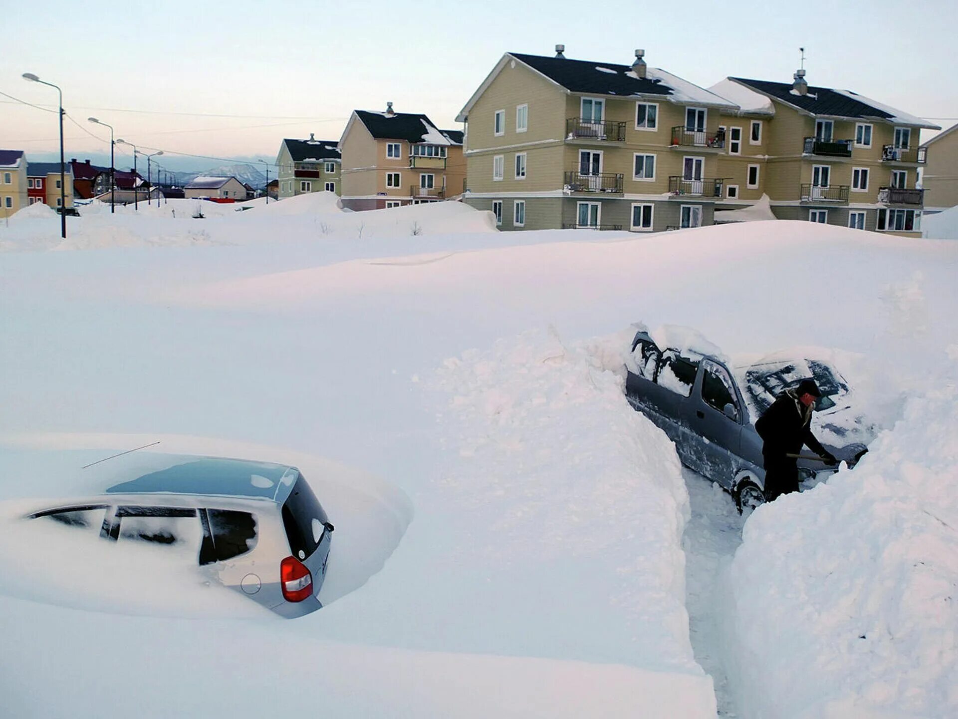 Сколько сегодня снег. Южно-Сахалинск зима. Южно-Сахалинск зима сугробы. Поселок зима Сахалин. Южно-Сахалинск поселок зима 2.