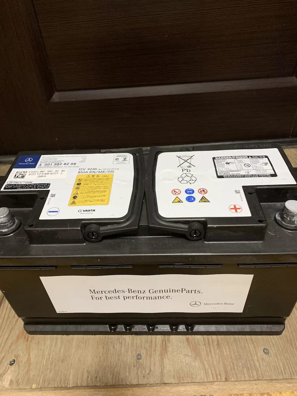 Акб мерседес 211. Оригинальный аккумулятор мерседес. Акб 225 мерседес оригинал. Мерседес с180 акб. Аккумулятор мерседес w204.