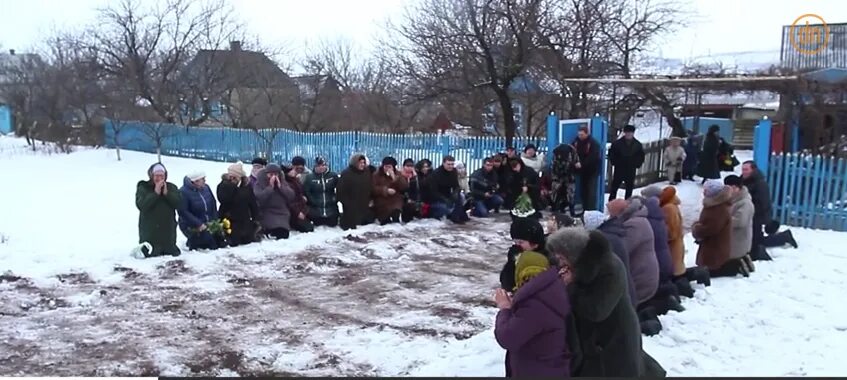 Украинцы на коленях похороны. Староварваровка Донецкая область. Хохлы на коленях хоронят. Украинцы стоят на коленях.