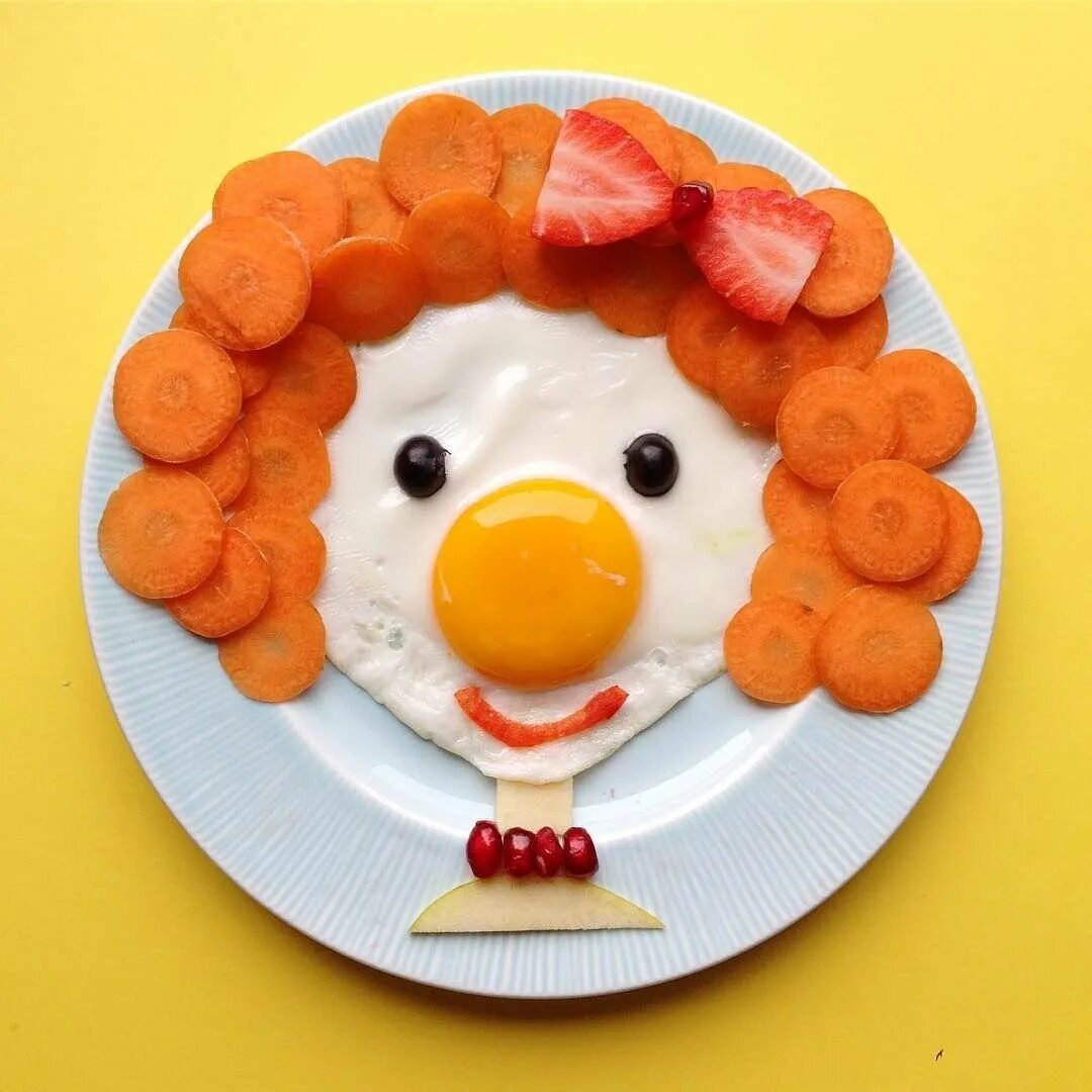 Оформить яичницу. Веселый завтрак. Оригинальный завтрак из яиц. Необычный завтрак из яиц. Красивая яичница.