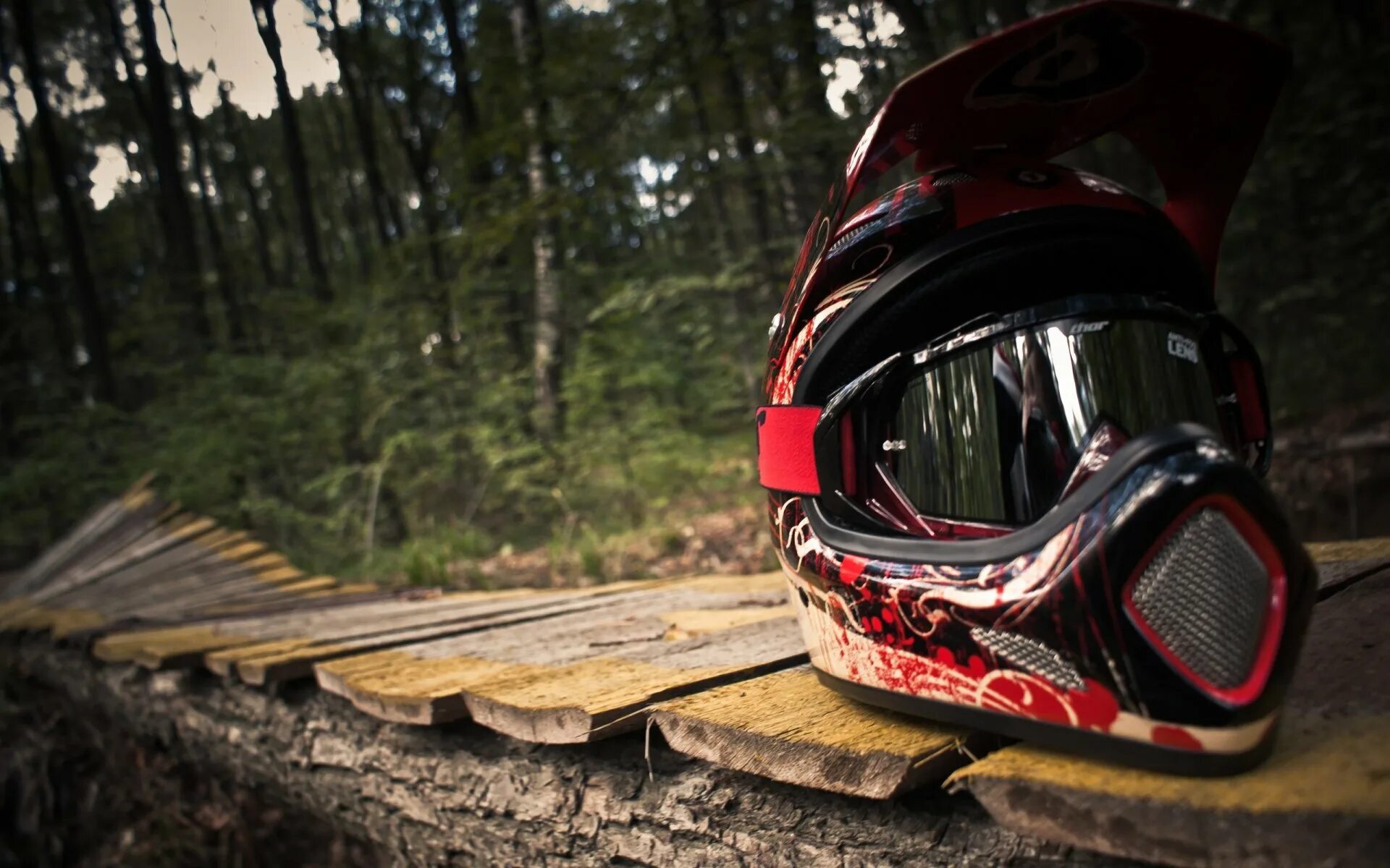 Крутой фон для фото. Шлем. Фон мотоциклетный шлем. Шлем кроссовый в лесу. Фоны мотоциклов в шлемах.