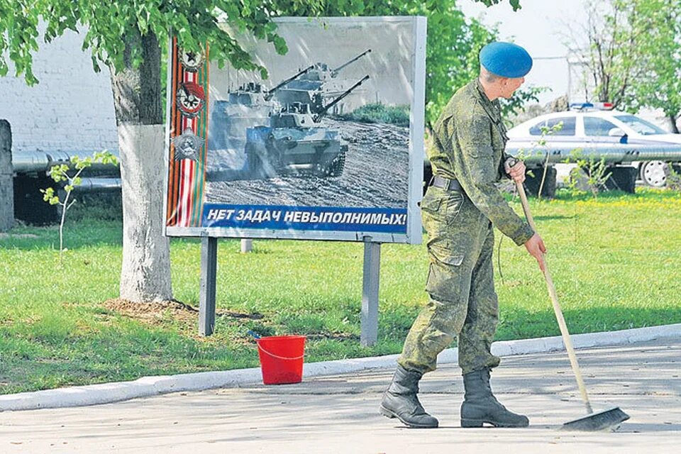 Генерал на плацу. Солдаты подметают плац. Солдаты убираются. Солдаты метут плац. Солдат подметает плац ломом.