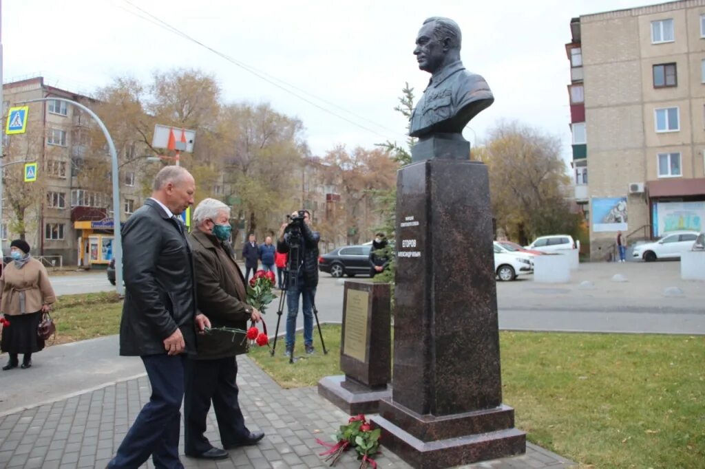 Телевизор бузулук. Маршала Егорова Бузулук. Улица Маршала Егорова Бузулук. Памятный бюст.