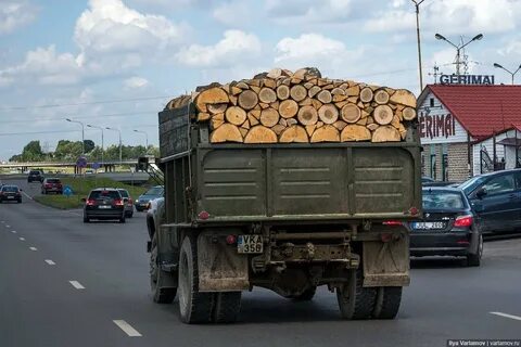 На дороге стояли сложенные дрова
