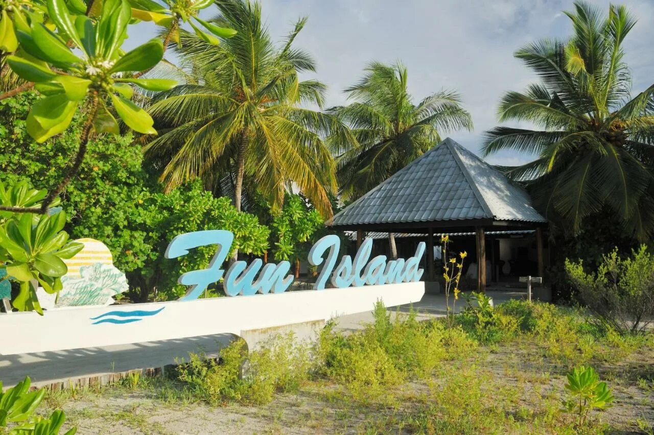 Fun island. Фан Айленд Мальдивы. Fun Island Resort Maldives. Южный Мале Атолл. Мальдивы букинг.