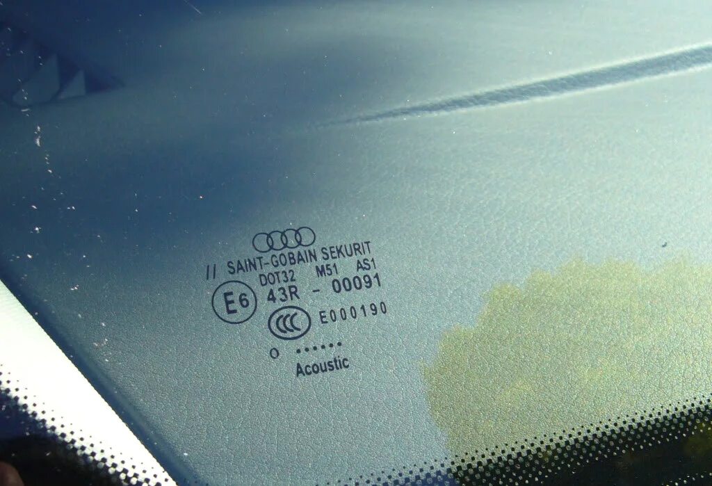 чем отличается оригинальное стекло от. чем отличается оригинальное стекло от. подделка лобового стекла. стекло agc сузуки гранд витара. стекло лобовое hgs маркировка на стекле.