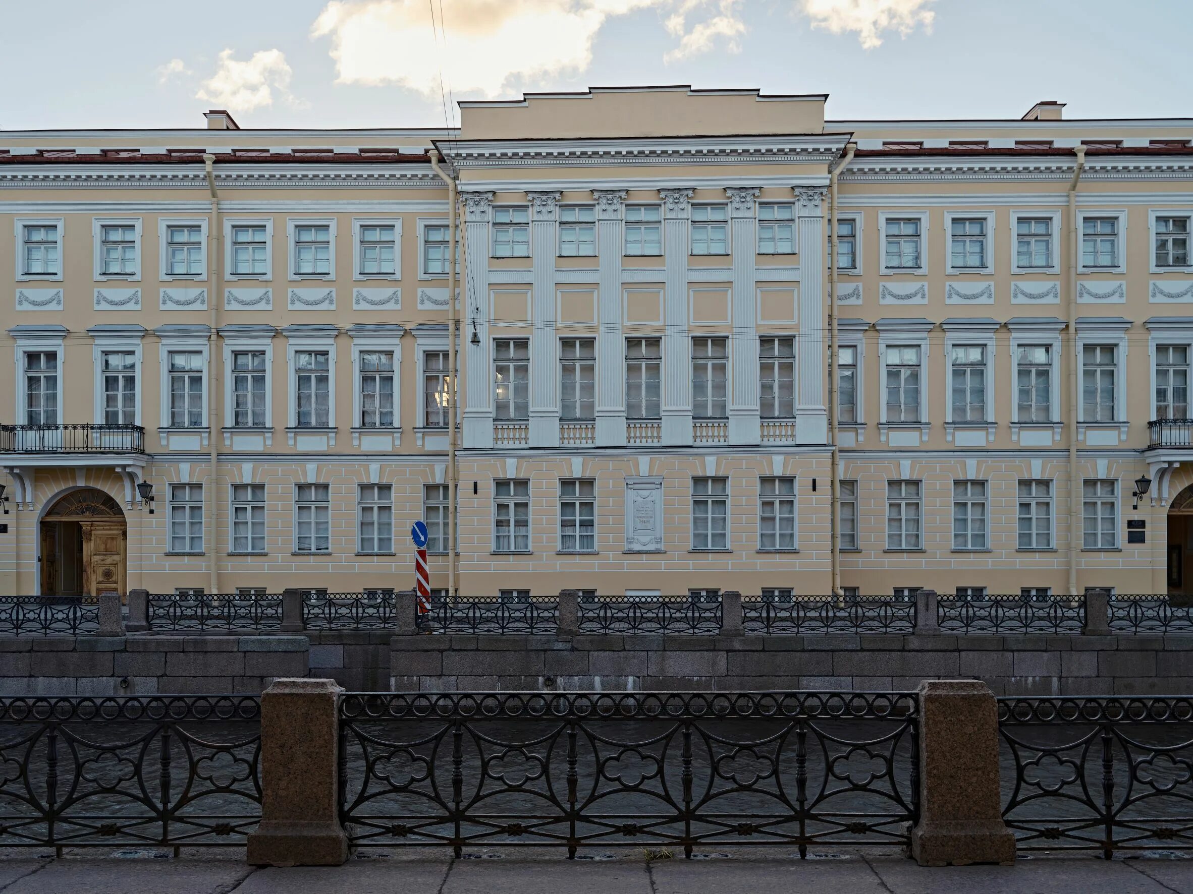 Пушкин жил в санкт петербурге. Музей-квартира Пушкина в Санкт-Петербурге. Музей Пушкина в Санкт-Петербурге на мойке. Музей-квартира Пушкина на мойке 12. Набережная реки мойки 12 Санкт-Петербург.