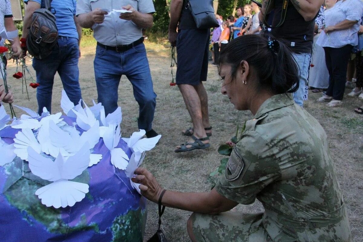 Памятник детям Зугрэса. Пляж в Зугрэсе 2014. Зугрэс 13.08.2014 ВВС Украины. Пляж Зугрэс обстрел. 18 августа 2014