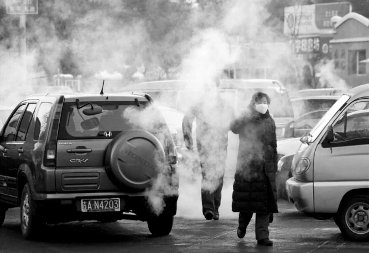 Воздух с улицы в машине. Выхлопы автомобилей. Загрязнение атмосферы автомобилями. Загрязнение воздуха автотранспортом. Машины загрязняют воздух.