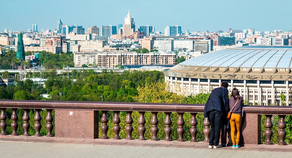 Стоять напротив парка. Москва Воробьевы горы смотровая площадка. Смотровая площадка МГУ воробьёвы горы. Воробьевы горы видовая площадка. Смотровая площадка на Воробьевых горах вид на МГУ.