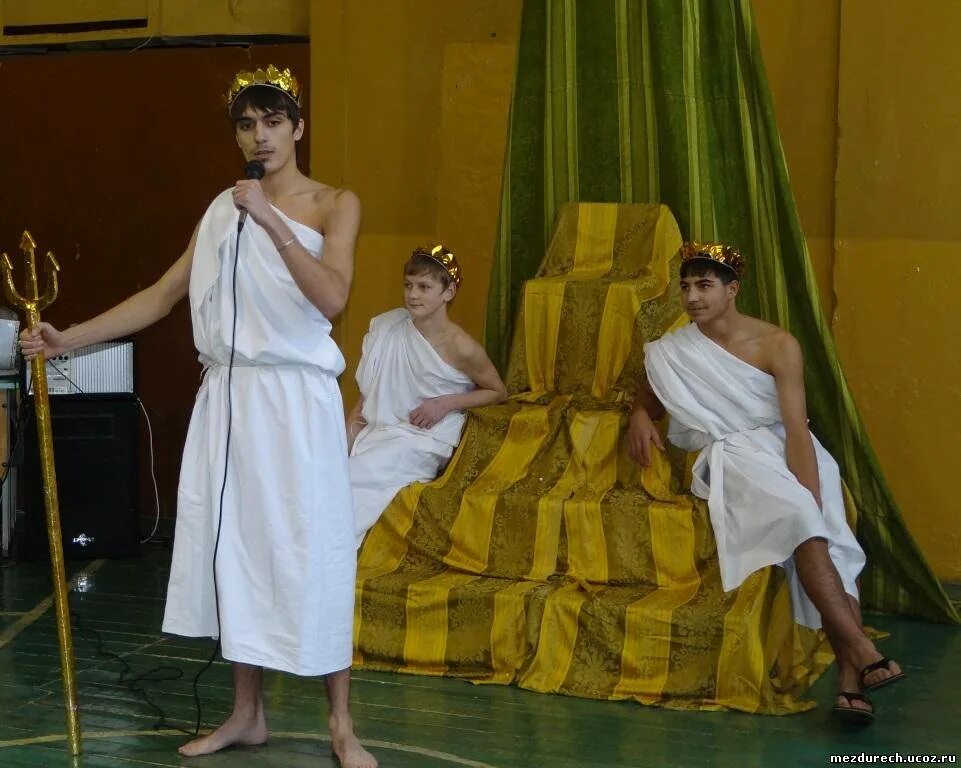 Платье греческой богини из простыни. Хитон и тога. Достопримечательности греции парфенон. Греческое платье. Здание в афинах парфенон.