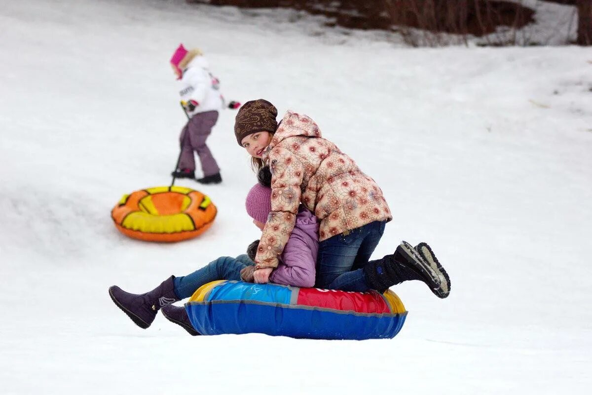 Покататься на санках. Девочка на санках из состояния покоя спустилась с ледяной горы 50 м. Спуск с горы. Сила трения санки. Картонка для катания с горки.