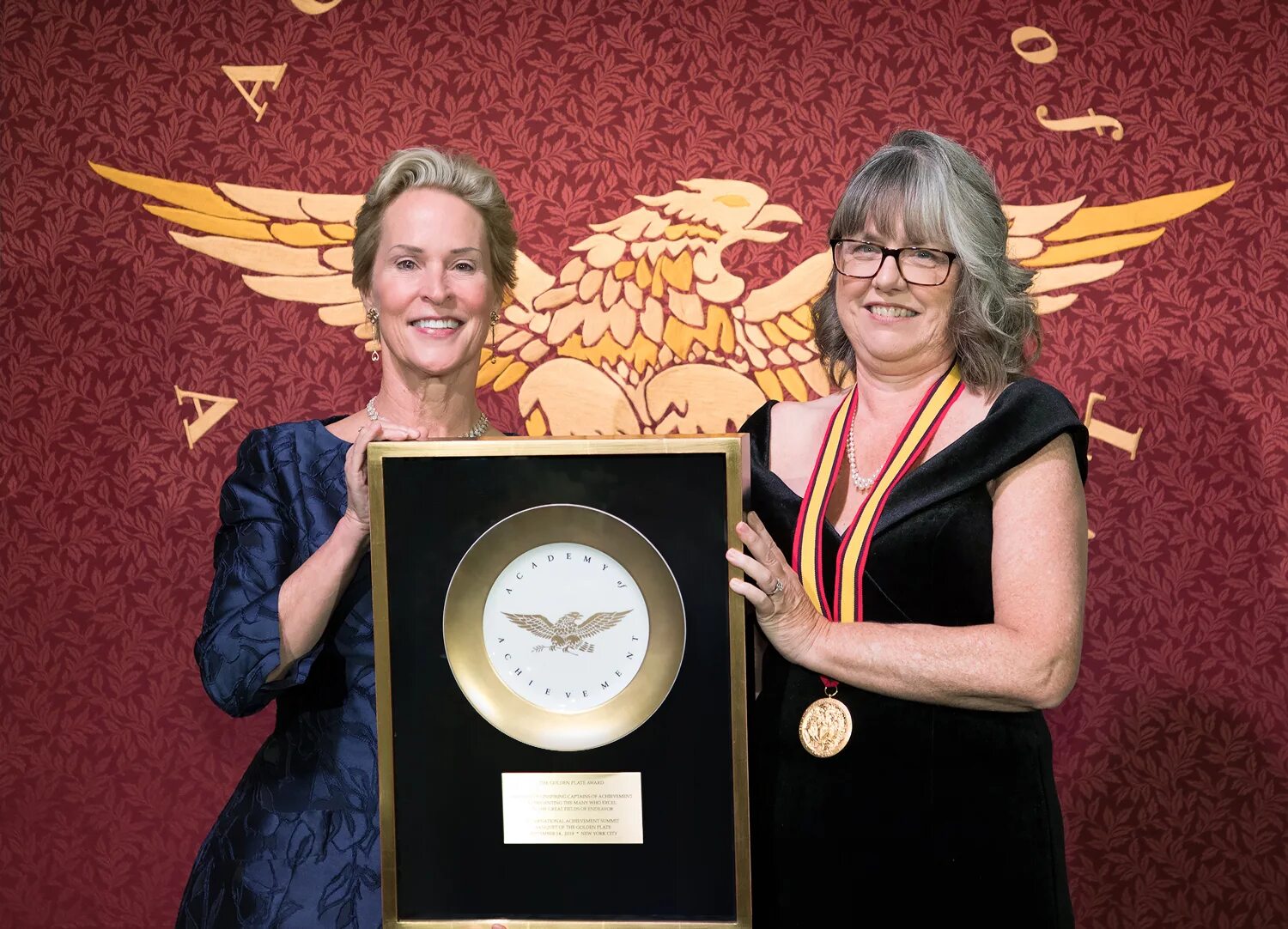 Нобелевская премия. The golden plate award. Донна стрикленд фото. The golden plate award. Драгоценности ротшильдов.