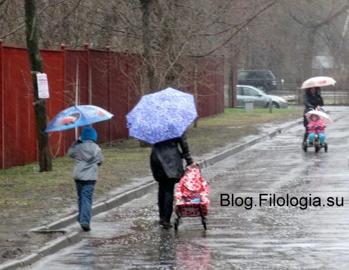 Можно ли гулять в дождь. Коляска под дождем. Прогулки под дождем дети. Дождь коляска. Прогулка с коляской под дождем.