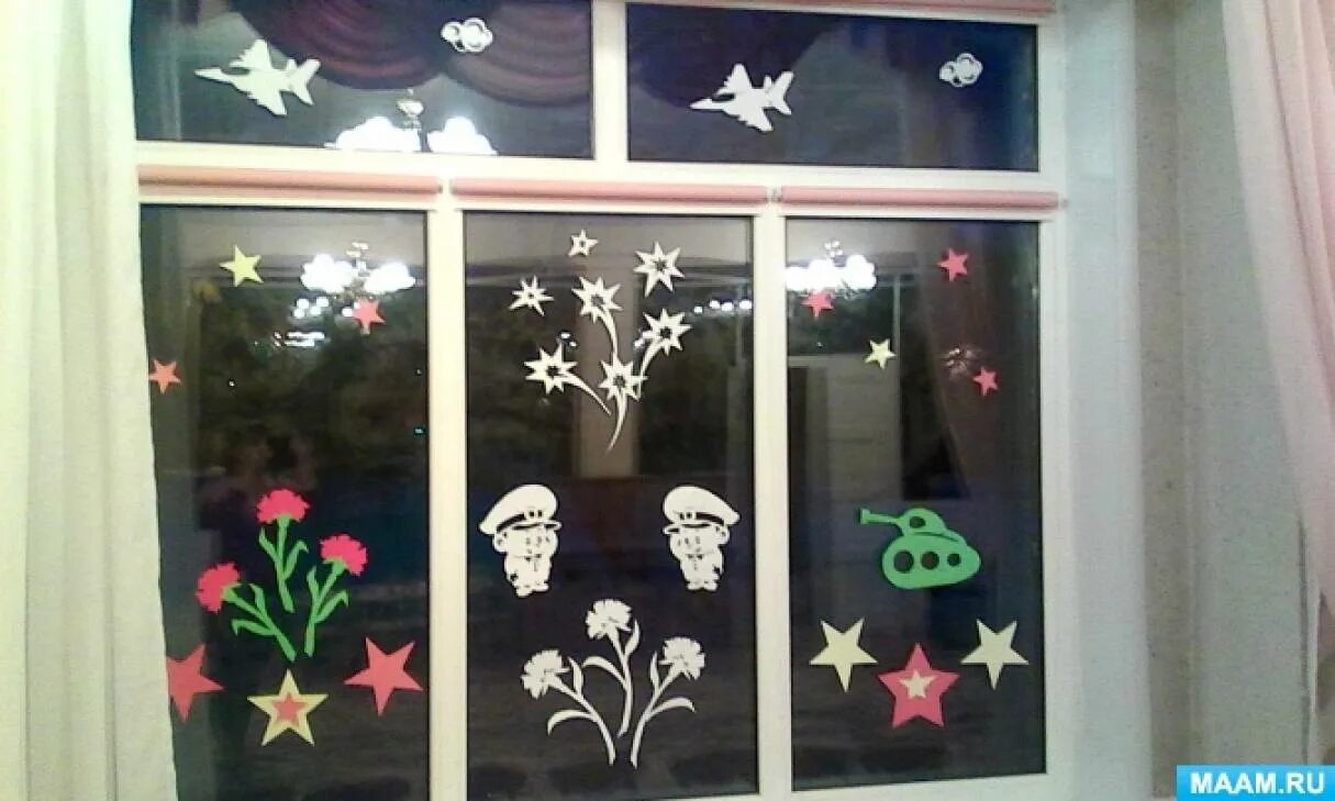 Украшения на окна к 23 февраля в доу. Украшение окна 23 февраля в детском саду. Украшение окон к 23 февраля в детском. Украшения на окна к 23 феврал. Украшение группы к дню защитника отечества.