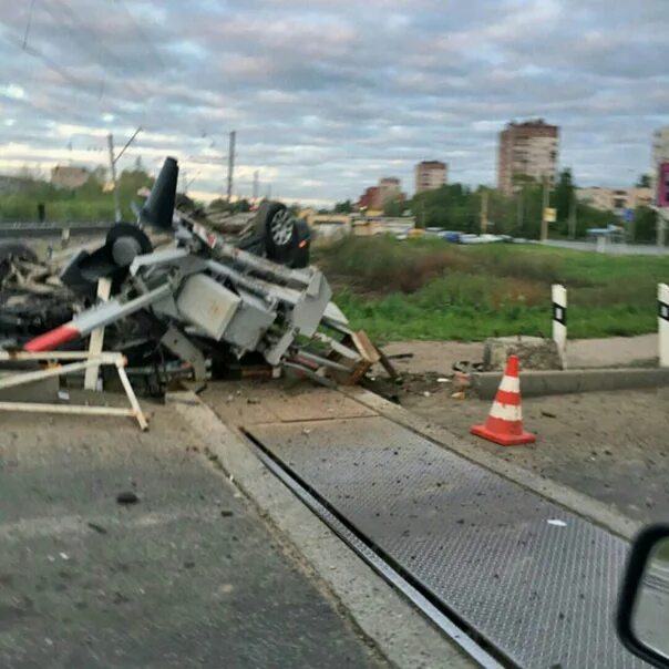 ЖД переезд Гатчина. Авария в Гатчине Учхоз. Происшествия в Гатчине вчера. Авария в гатчине сегодня