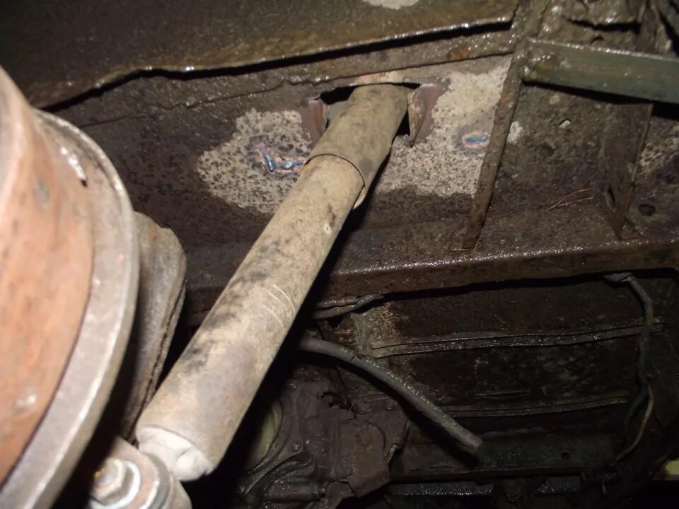 Вырвало амортизатор. Крепление заднего амортизатора ваз 2107. Вырвало амортизатор. Вырвало крепление амортизатора на уаз. Вырвало амортизатор.