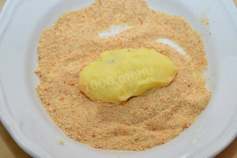 Зразы в панировочных сухарях. Зразы в панировке. картофельные котлеты из пюре в панировочных сухарях. картофельные зразы в панировке. картофель в панировочных сухарях.