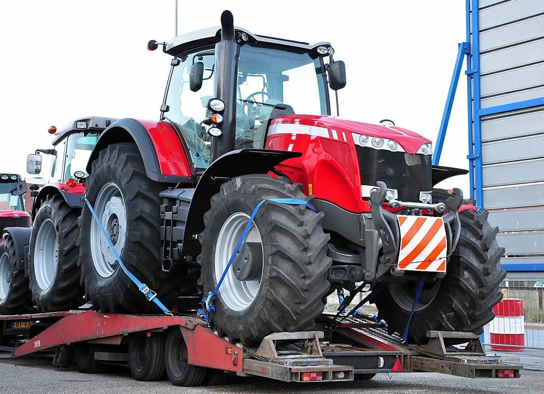 Транспортировка трактора. Перевозка трактора. Перевозка трактора. Мтз-82 на трале. Транспортировка трактор мтз 82.