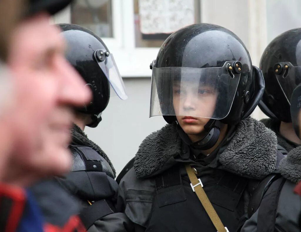 Шлем омон. Шлем ОМОНА. Каска полиции. Каска полиции России. Шлем полицейского.