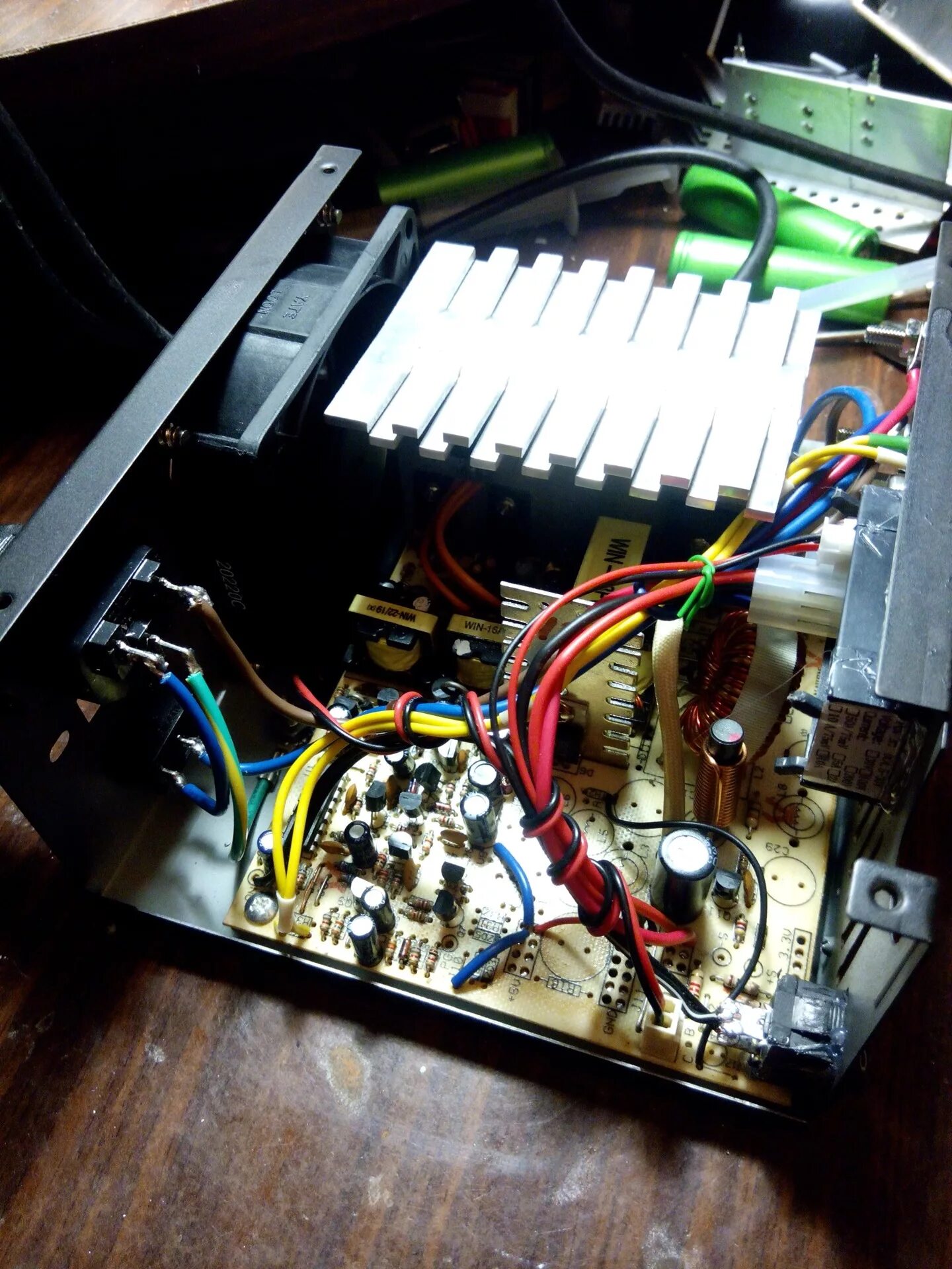 Лабораторный бп из компьютерного блока питания atx. Лабораторный блок питания из компьютерного бп. Регулируемый блок атх. Регулируемый блок питания из atx-400pn. Зарядное ус-во из компьютерного бп sps1804e.