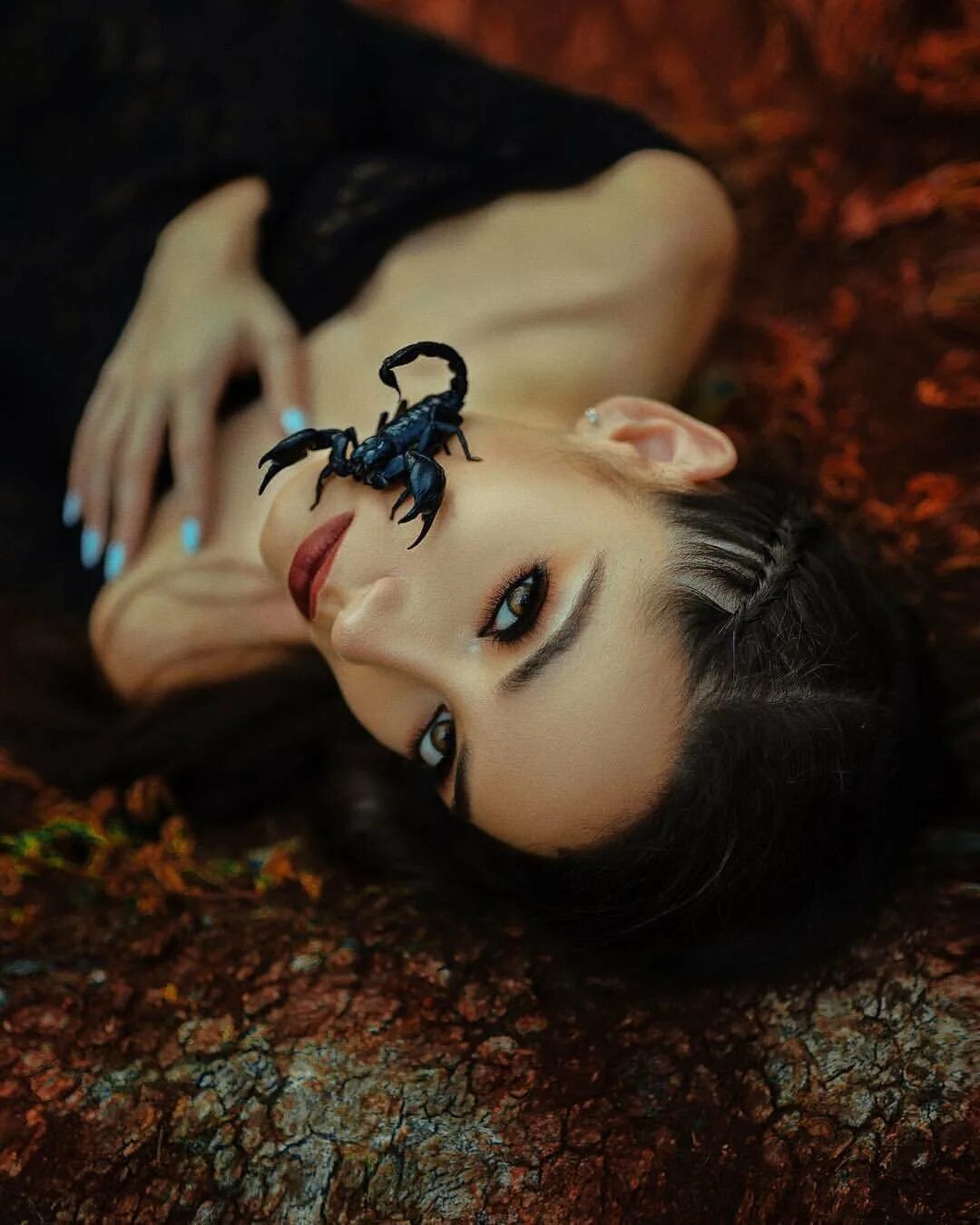 Скорпион девочка дева. Девушка скорпион. фотосессия со скорпионом.