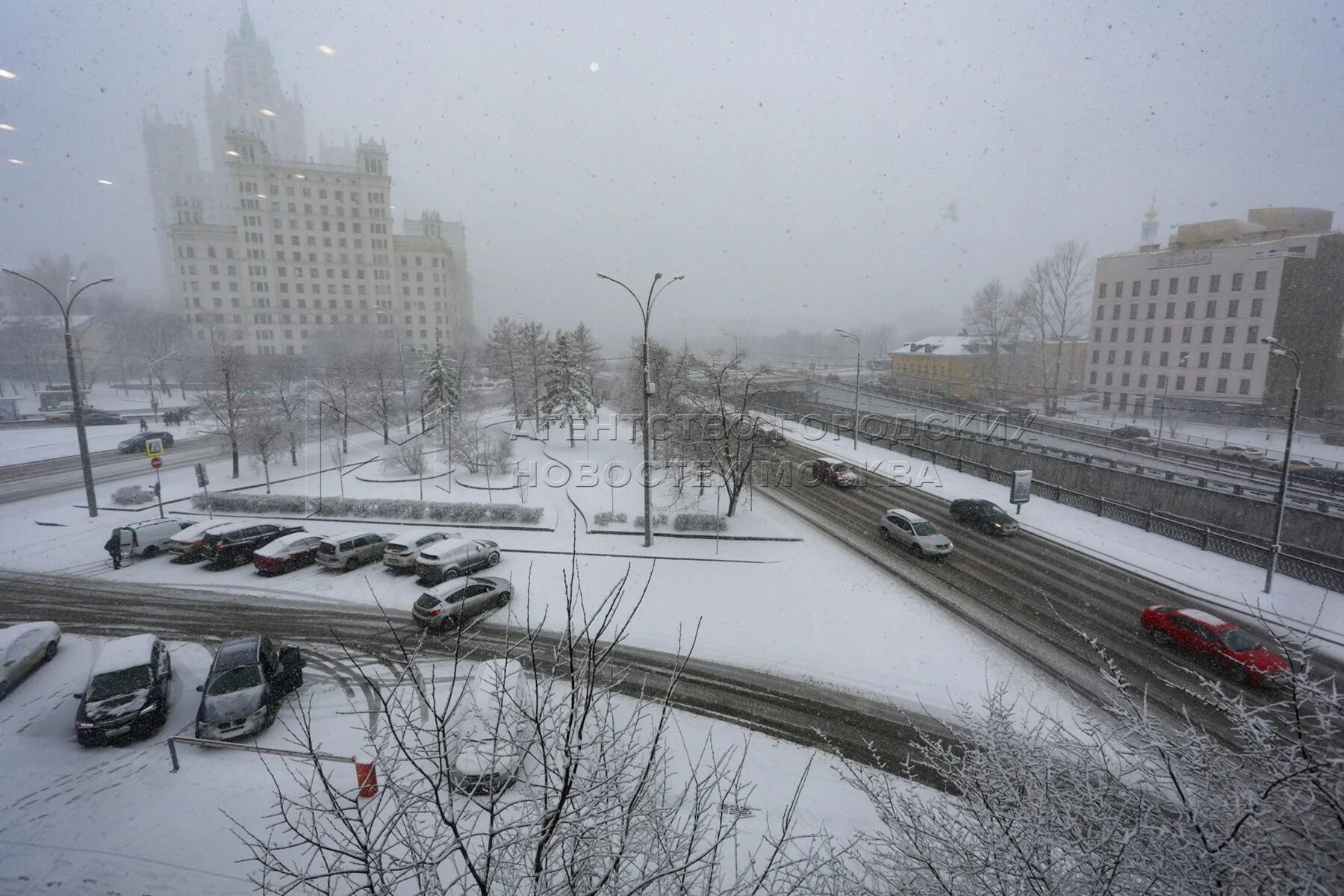 Погодная улица. Снег в Москве. Снегопад в Москве. Снег в апреле в Москве. Снежная Москва.