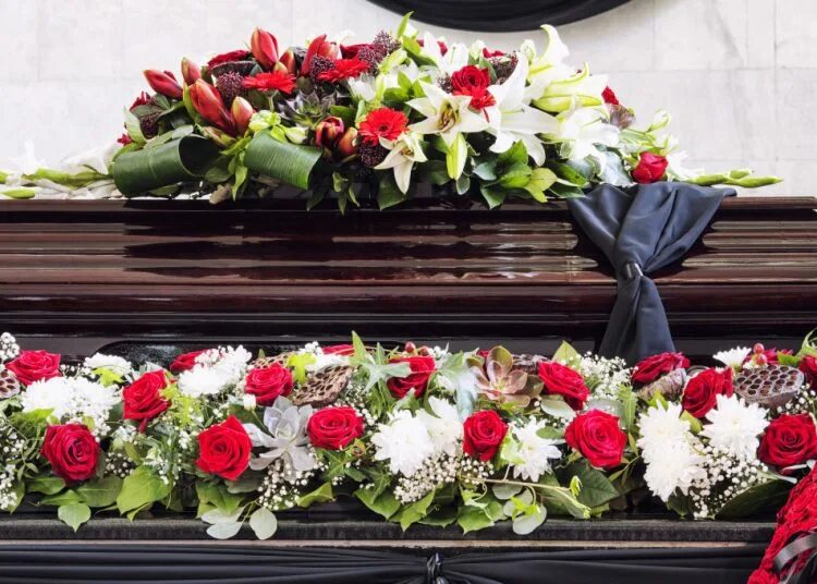 какой цвет на похороны. букет цветов на похороны мужчине. траурная композиция из живых цветов. цветы на похороны. цветы на похороны женщине.