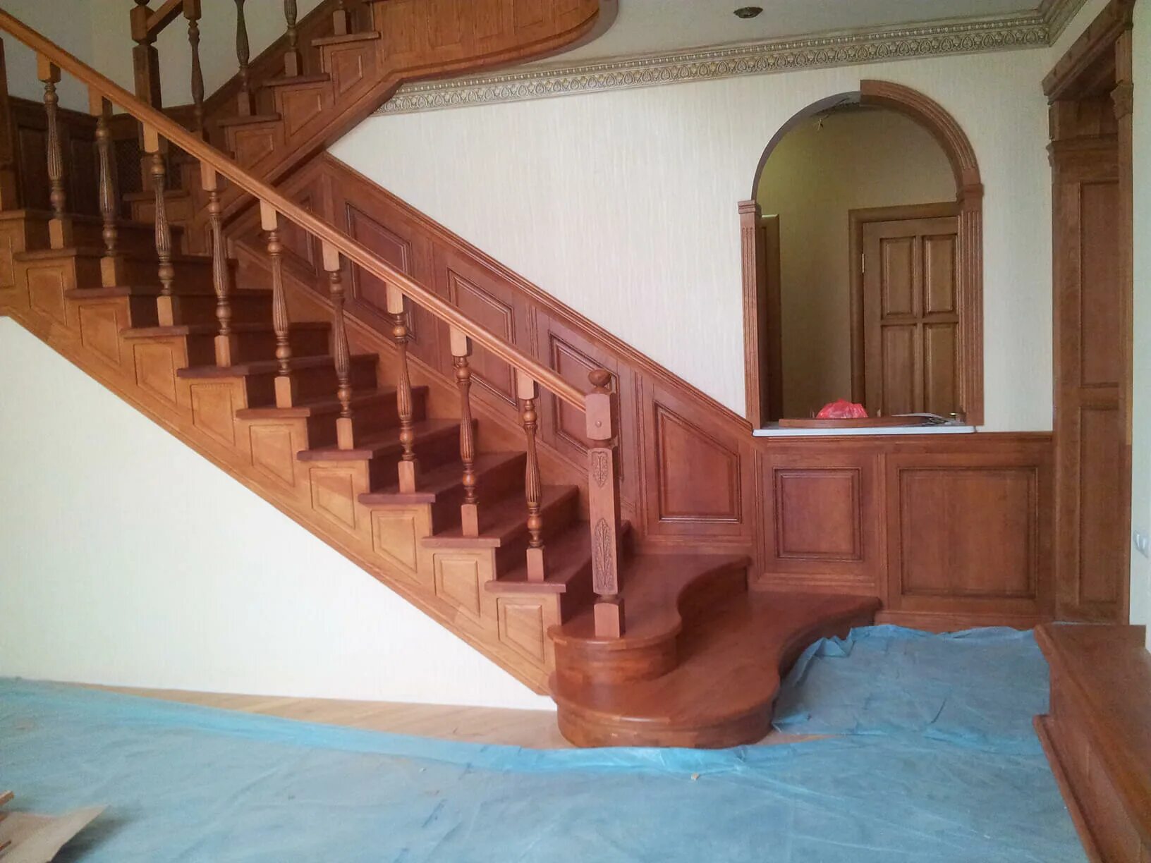 Красивые деревянные лестницы. Лестница на второй. Лестница из массива дерева. Лестница деревянная. Лестница деревянная.