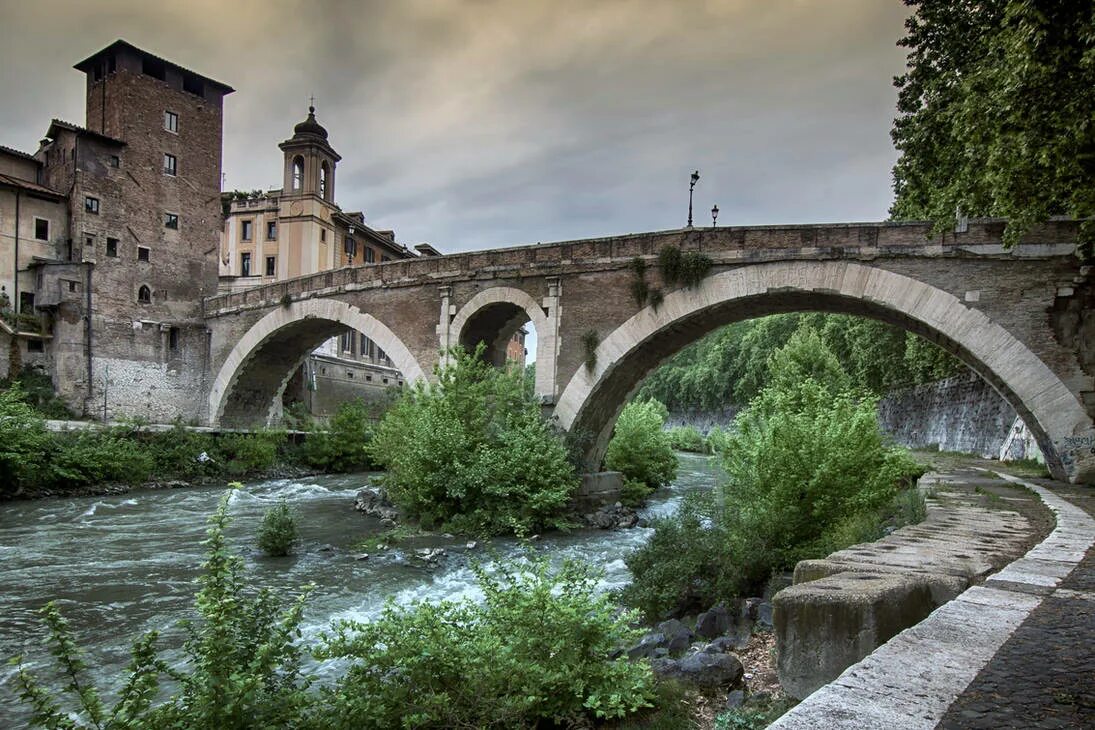 Каменный мост Фабричо. Мост Фабрициуса. Pons Fabricius. Старые мосты Италии. Италия каменный мост