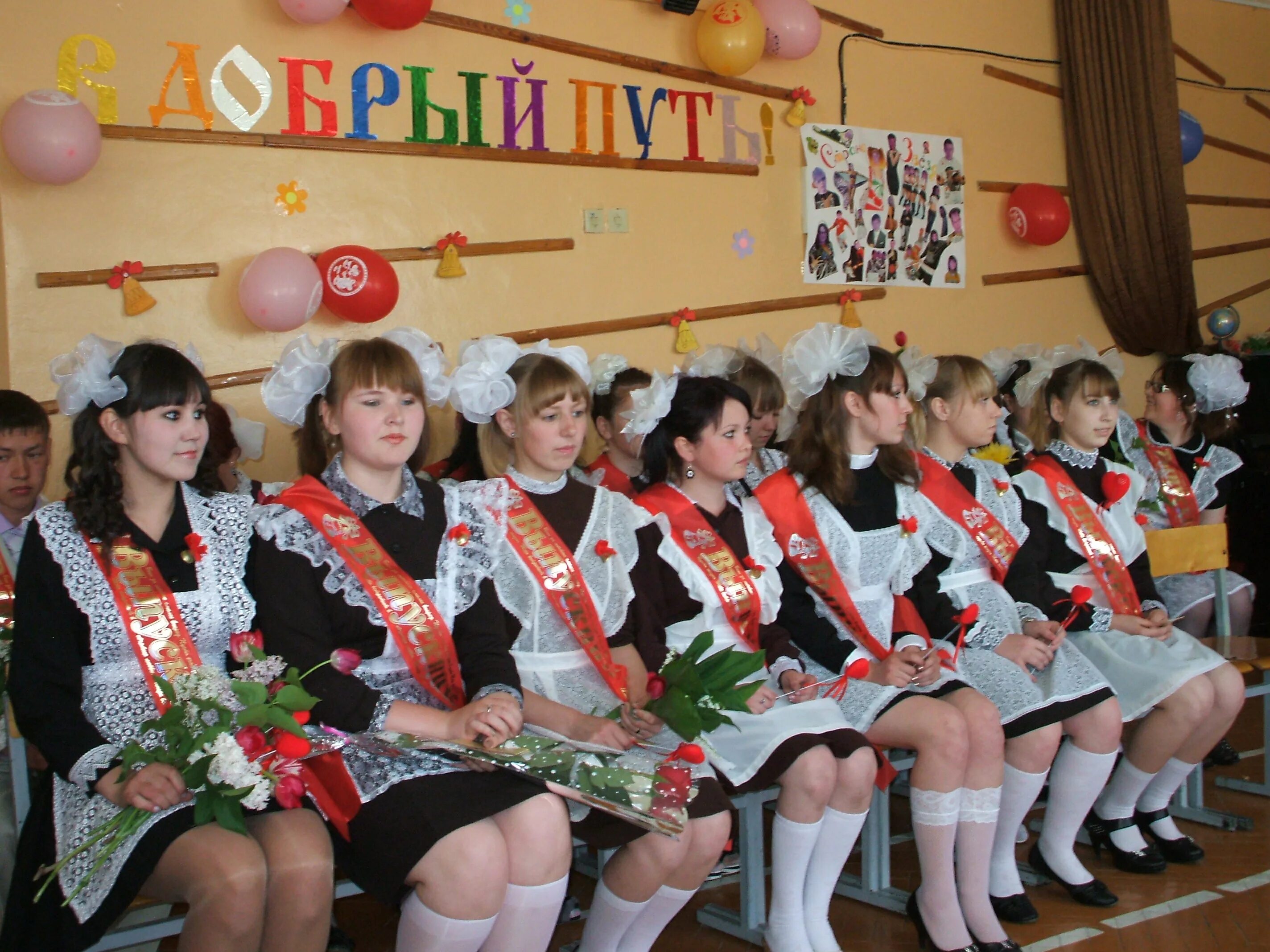 Последний звонок традиции. Последний звонок новосибирск. Месяц последних звонков. Последний звонок 2021 в москве. Ладская сош ичалковский район.