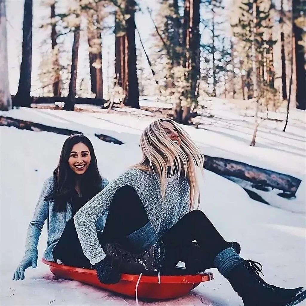 Зимняя фотосессия с подругой. Зимняя фотосессия с подругой. Подруги зимой на улице. Подруги зимой. Фотосессия сестер зимой.