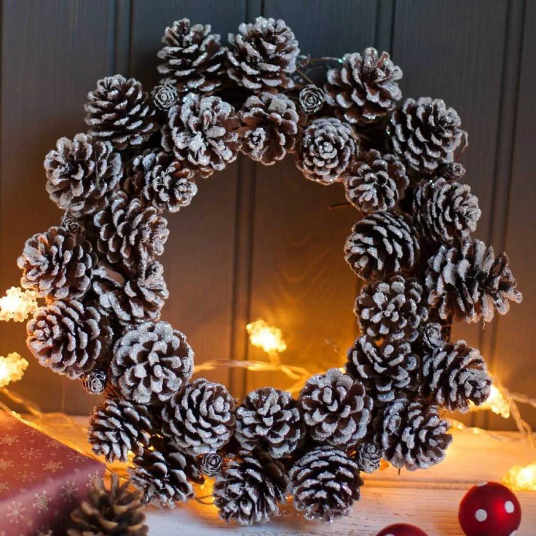 Новогоднее украшение из шишек своими руками. Декор из шишек. Рождественские украшения из шишек. Украшения из шишек к новому году. Новогодние поделки из шишек.