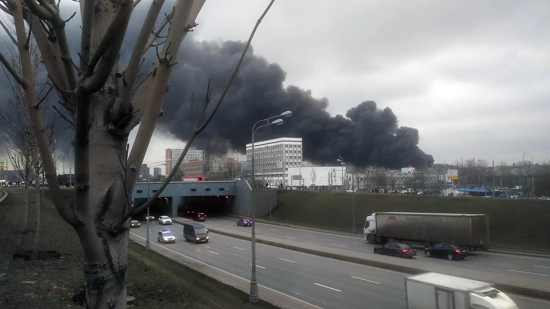 Что горит на варшавке сейчас. Пожар на варшавском шоссе сейчас. пожар на варшавке. пожар в москве сейчас варшавское шоссе. пожар в москве сегодня на юге варшавское шоссе.