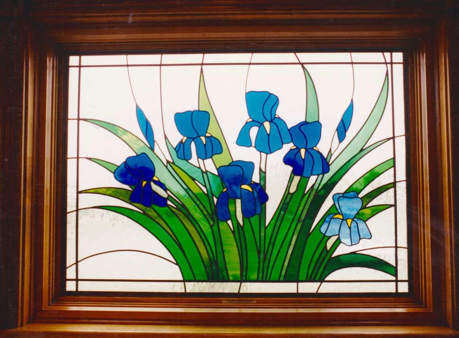 Iris window. Витраж ирисы маки 30х30. Матисс художник окно. Фон витраж цветы. Витражи тиффани с ирисами.