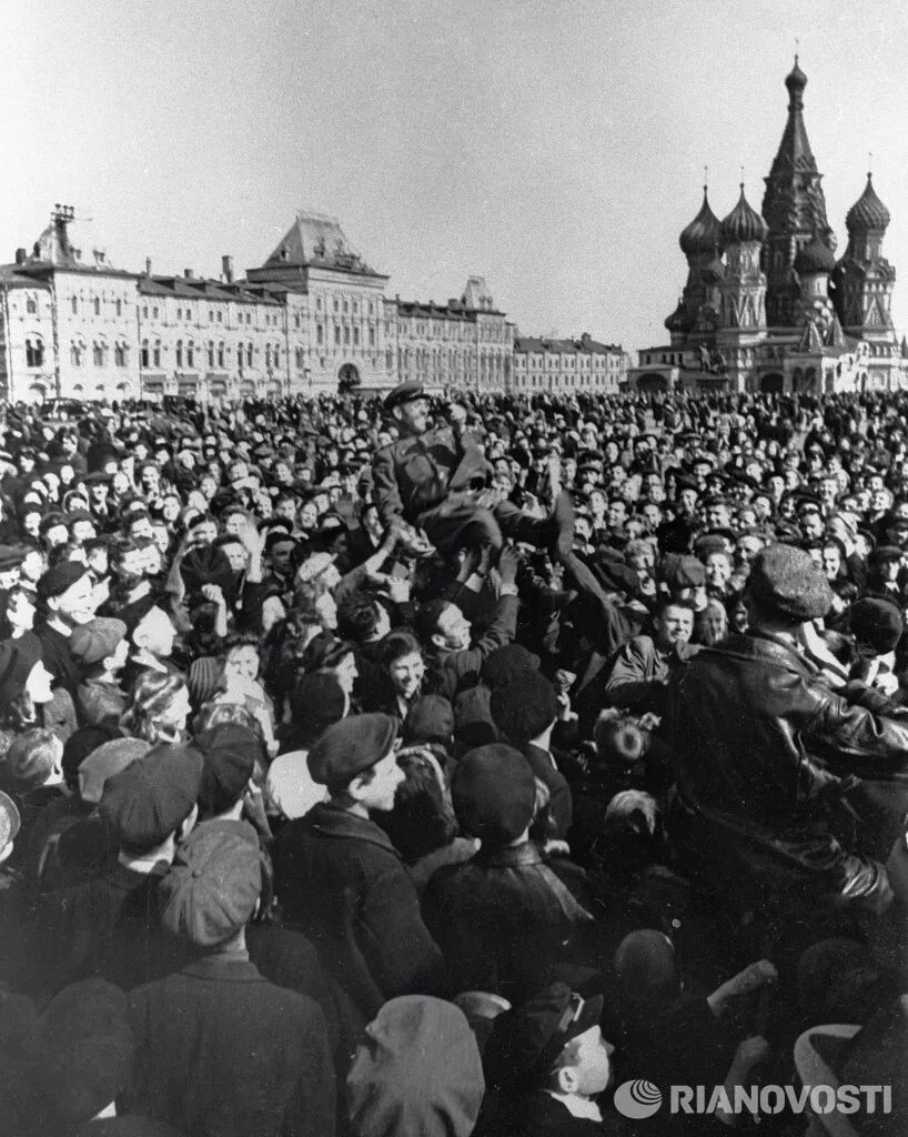 Манежная площадь 9 мая 1945. Красная площадь 9 мая 1945. 9 Мая 1945 Москва красная площадь. Красная площадь 8 мая 1945.