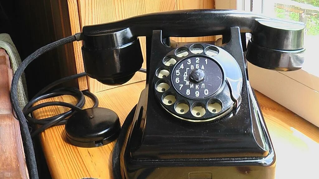 Телефонный аппарат ретро. Настенный телефонный аппарат ретро. Телефонный аппарат 50-х годов. Бакелитовый телефонный аппарат.