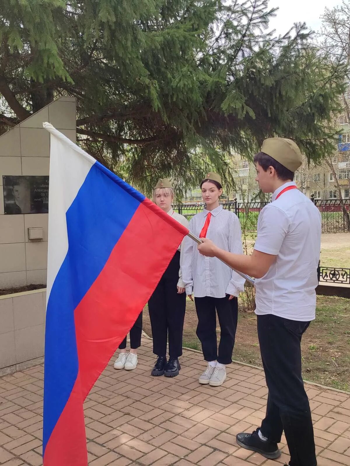 Сценарий выноса флага. Поднятие флага. Поднятие государственного флага в школе. Поднятие флага в школах России. Поднятие флага России.