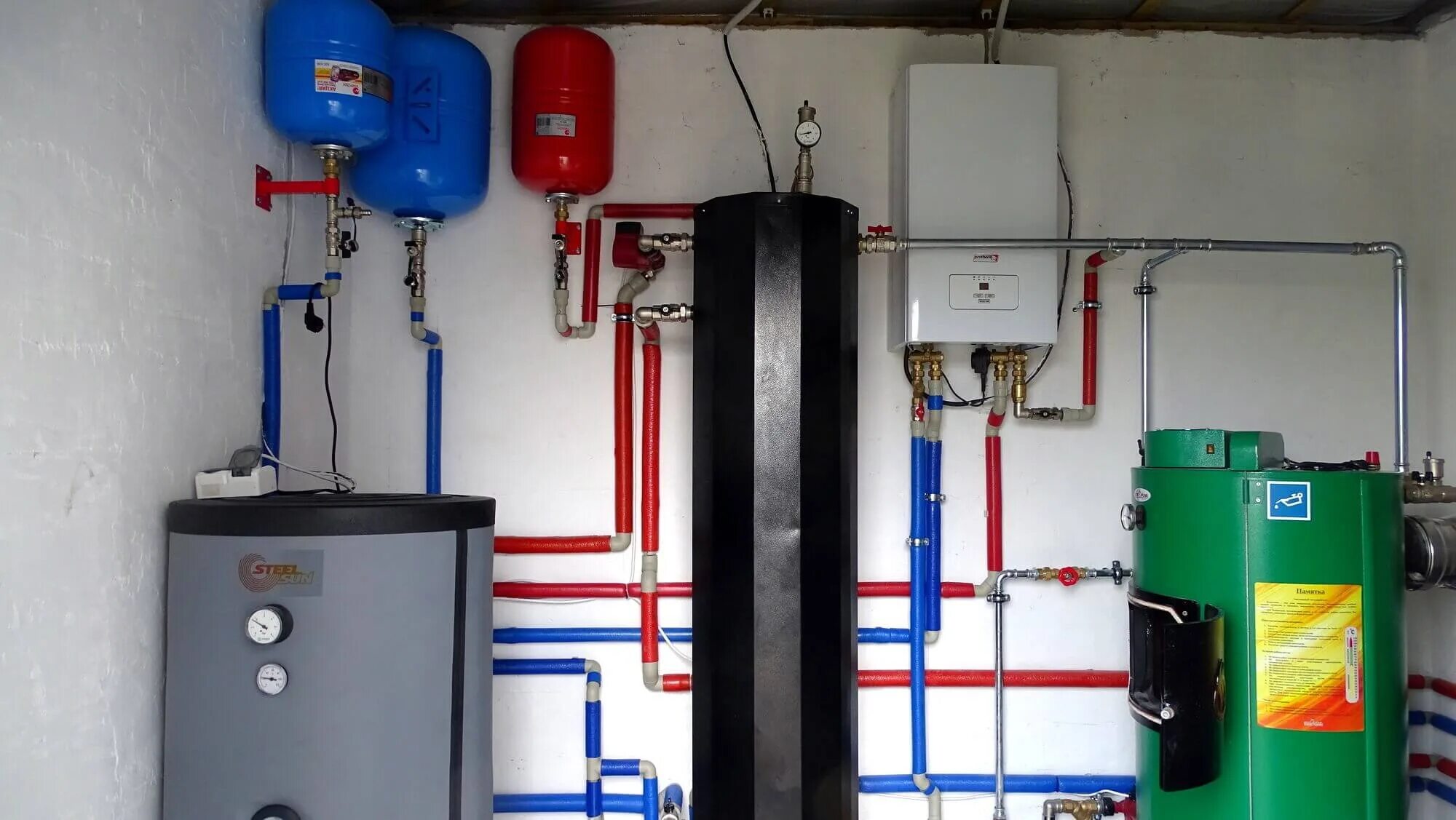 Электрический бойлер для отопления частного дома 100м2. Котельные с навесным котлом. Котел в котельной. Электрокотел 30 квт для отопления. Обвязка настенного газового котла бакси.