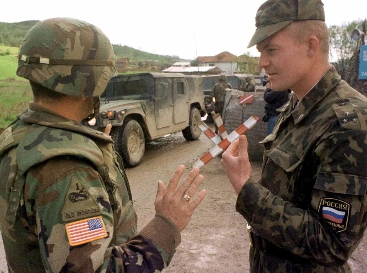 Армия Сербии 1999. Солдат Сербии 1999. Российские и американские военные в Сербии 1999. Российские и натовские солдаты 1999 Косово.