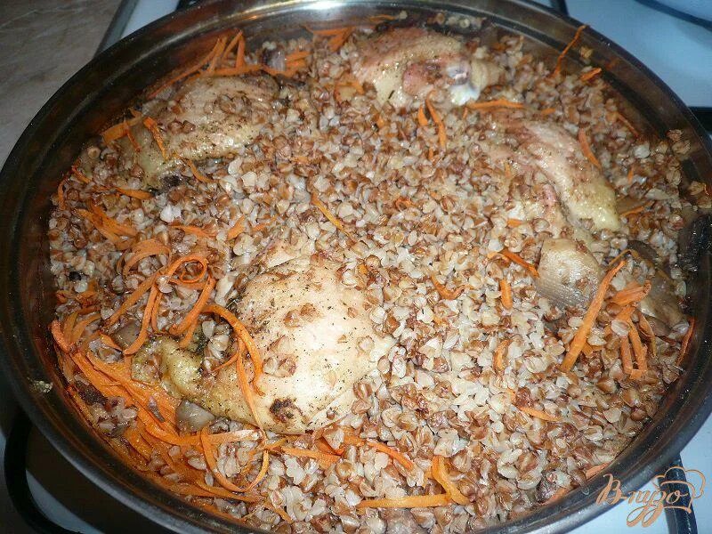 Курица с гречей в духовке. Филе куриного бедра с гречкой. Гречка с бедрышками в духовке. Гречка с бедрышками в духовке. Куриные бедра с гречкой в духовке.