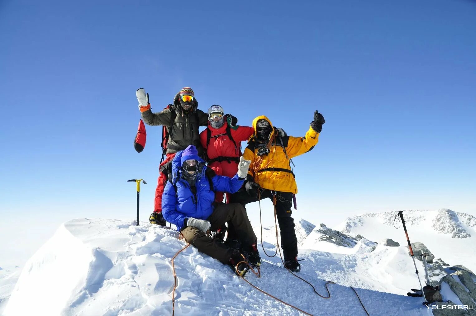Вершина время работы. Эверест 96 Красноярская Экспедиция. Альпинист на вершине. Команда альпинистов. Группа альпинистов.
