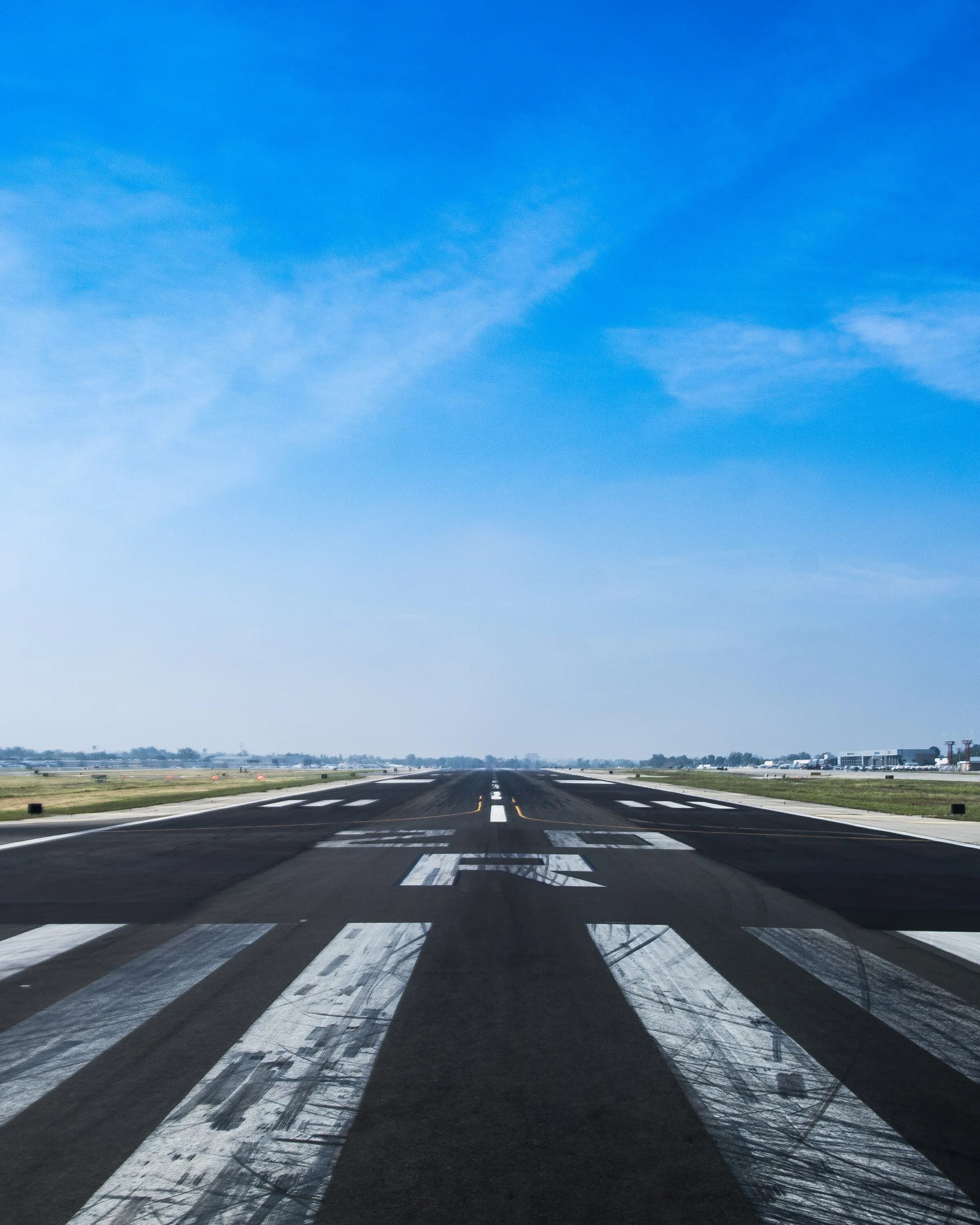 Airport road. Взлётно-посадочная полоса 10l/28r. Взлетно посадочная полоса аэропорта. Самолет на взлетной полосе. Взлетная полоса ночью.